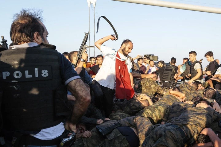 Δραματική η κατάσταση στην Τουρκία:  Γεμίζει με «γιωτάδες» – 200.000 νέοι Τούρκοι ξεπουλάνε μέχρι και το σπίτι τους